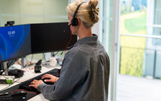 Medewerker RENDO met headset op