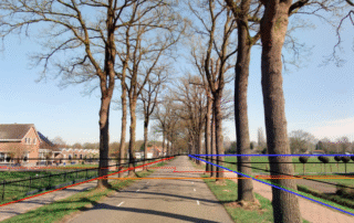 Foto van Carstendijk Elim met aan weerszijden bomen. De nieuwe leidingen zijn er schematisch in aangebracht.