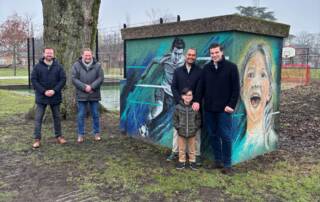 5 personen staan voor kunstwerk park dwingeland trafohuisje RENDO