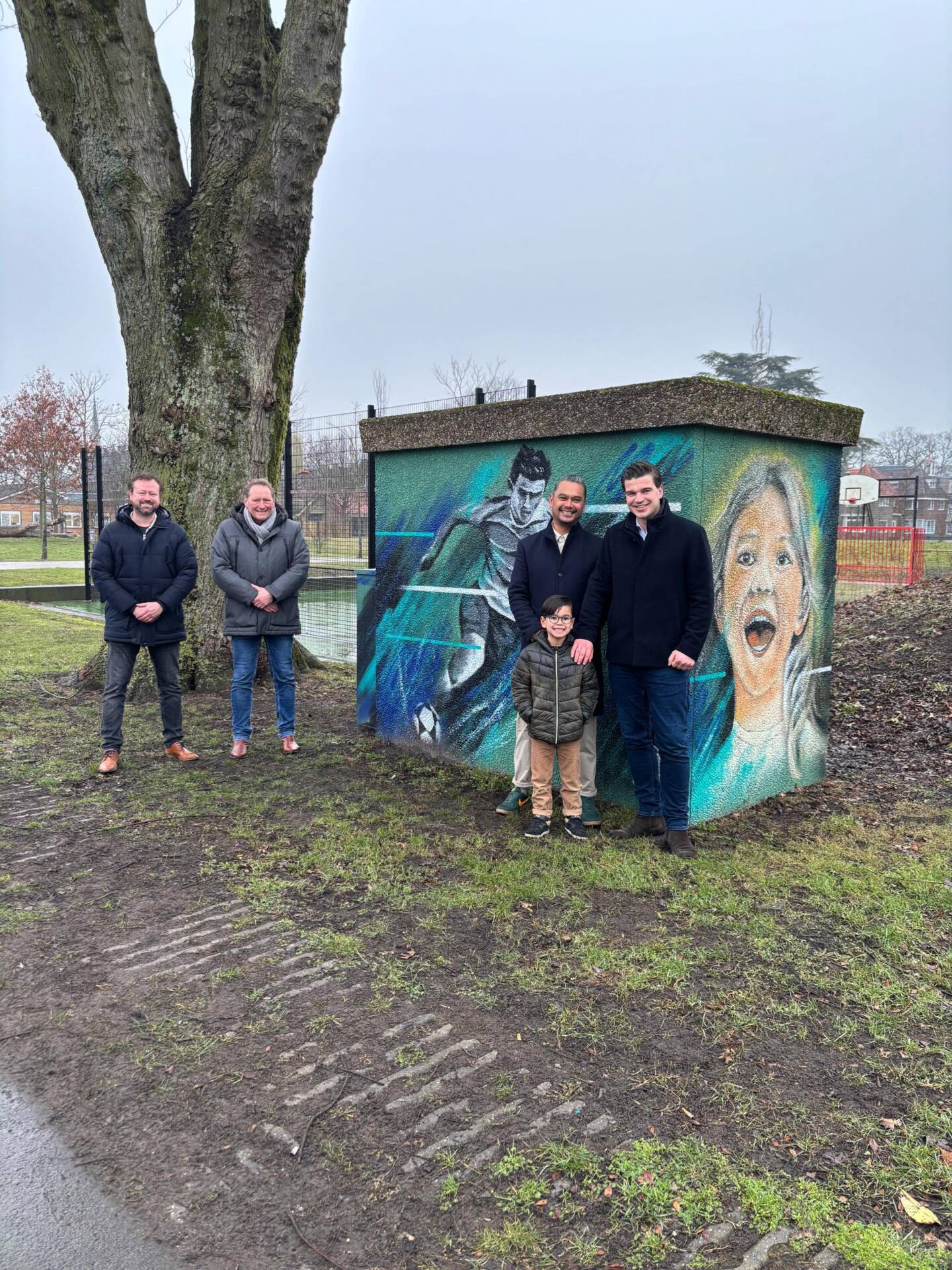 5 personen staan voor kunstwerk park dwingeland trafohuisje RENDO